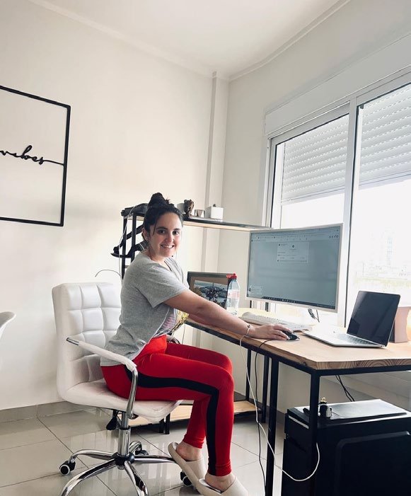 Meli en su espacio de trabajo