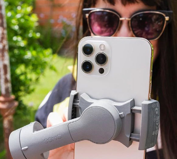 Meli con gimbal y smartphone